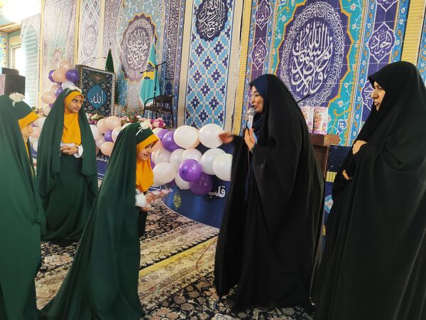 دکلمه‌خوانی دانش‌آموزان در مقابل مادران شهرستان قدس به‌مناسبت روز مادر