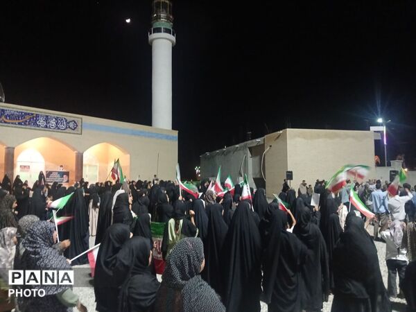 جلوه معنوی در سندرک؛ پرچم متبرک حرم اباعبدالله (ع) و عبای رهبر معظم انقلاب در تجمع مردمی