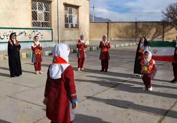 اجرای سرود «نسل آرمانی دو» توسط دانش‌آموزان نورآبادی