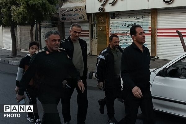 پیاده‌روی خانوادگی در شهر قدس