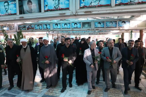 ادای احترام مسئولان قم به شهدا در هفته دولت