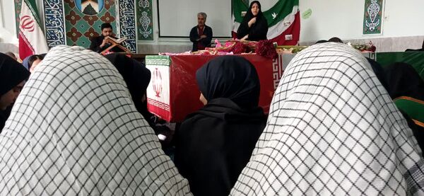 وداع دانش‌آموزان هنرستان الزهرا با پیکر مطهر شهید گمنام