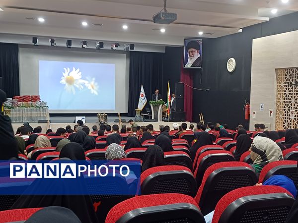 جشن ستارگان دانش‌آموزی در تالار شهرداری دولت‌آباد شهرستان برخوار 