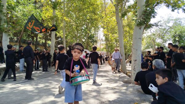 عزاداری ظهر  عاشورا در خیابان‌های شهر نیشابور 