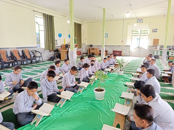 محفل انس با قرآن کریم در مدرسه برادران ابراهیمی‌نیا