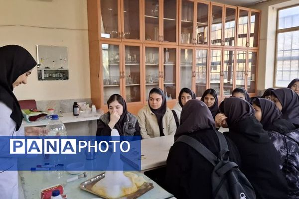 دانش‌آموزان دبیرستان ساره در پژوهشسرای فرهنگ مهارت‌های علمی را تجربه کردند