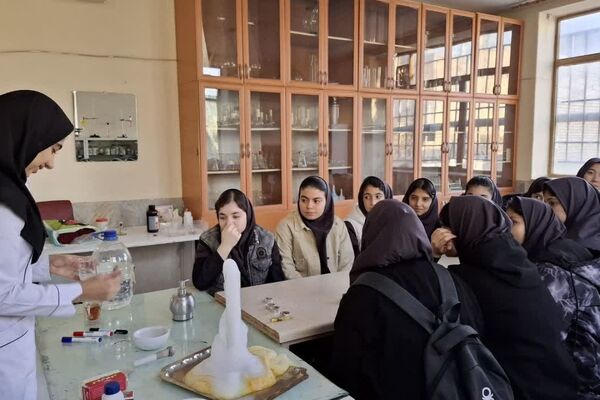 دانش‌آموزان دبیرستان ساره در پژوهشسرای فرهنگ مهارت‌های علمی را تجربه کردند