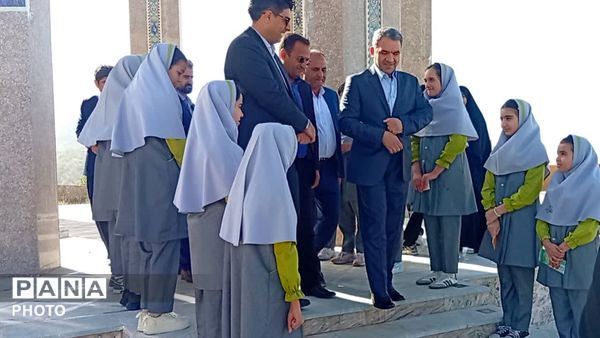 تجدید میثاق معاون وزیر و رئیس سازمان مدارس غیردولتی و مشارکت‌های مردمی وزارت آموزش و پرورش با شهدای گمنام در یاسوج