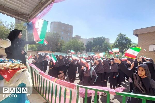طنین زنگ جوانه همراه با عطر جانفزای نماز جماعت با طرح (برای نماز برخیزیم )در دبیرستان بعثت