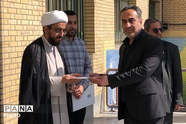آیین سپاس مربی با حضور پیشتازان سازمان دانش آموزی در ناحیه دو شهرری 