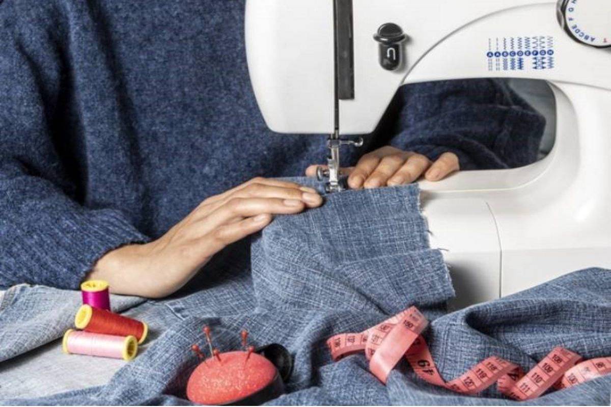 هنرجویان هنرستان بیرانشهر با دوخت مانتو و شلوار، اقتصاد آموزش را رونق می‌دهند