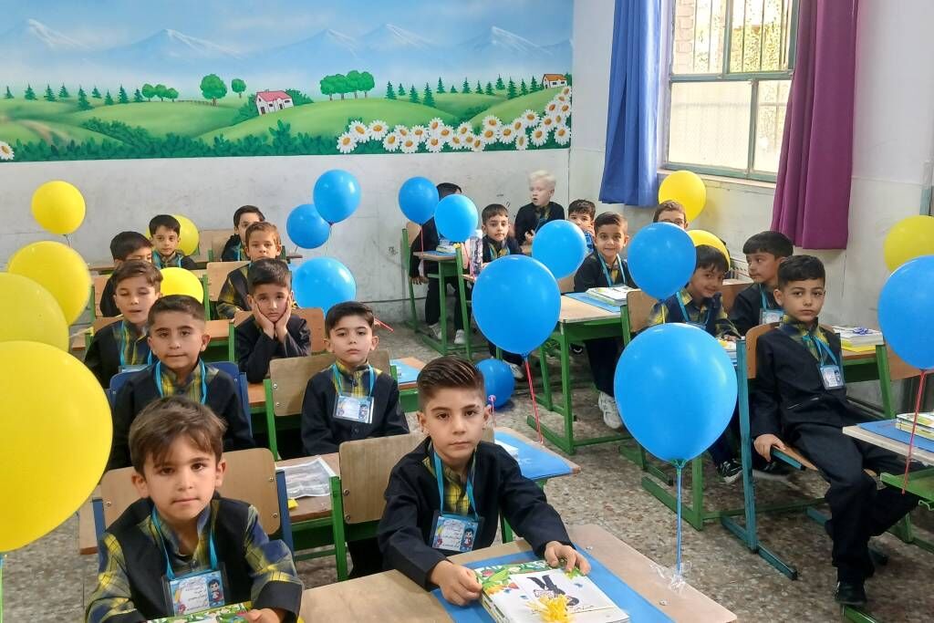 آغاز فصل دانایی؛ لبخند کلاس‌اولی‌ها در جشن شکوفه‌ها
