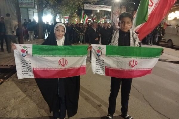 گردهمایی مردم اسدآباد در خیابان‌ها