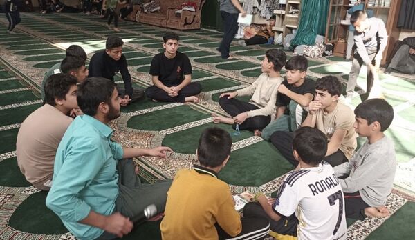 قرار عاشقانه نوجوانان با خدا در سکوت مسجد 