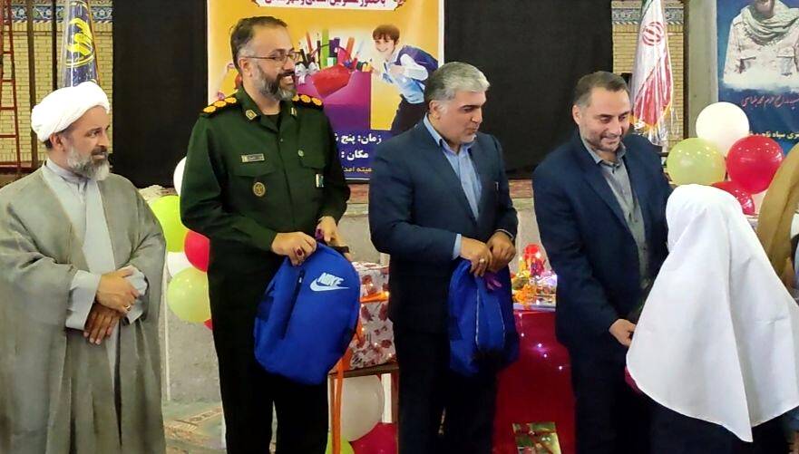 رزمایش اهدا لوازم التحریر به دانش‌آموزان در قائمشهر
