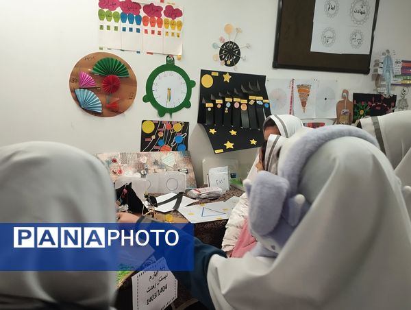 جشنواره بازی و یادگیری همزمان با ایام الله دهه فجر در دبستان وحدت