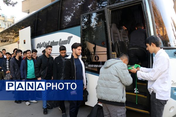 بدرقه دانش‌آموزان فعال عضو تشکل‌های دانش‌آموزی به مراسم دیدار با رهبر انقلاب