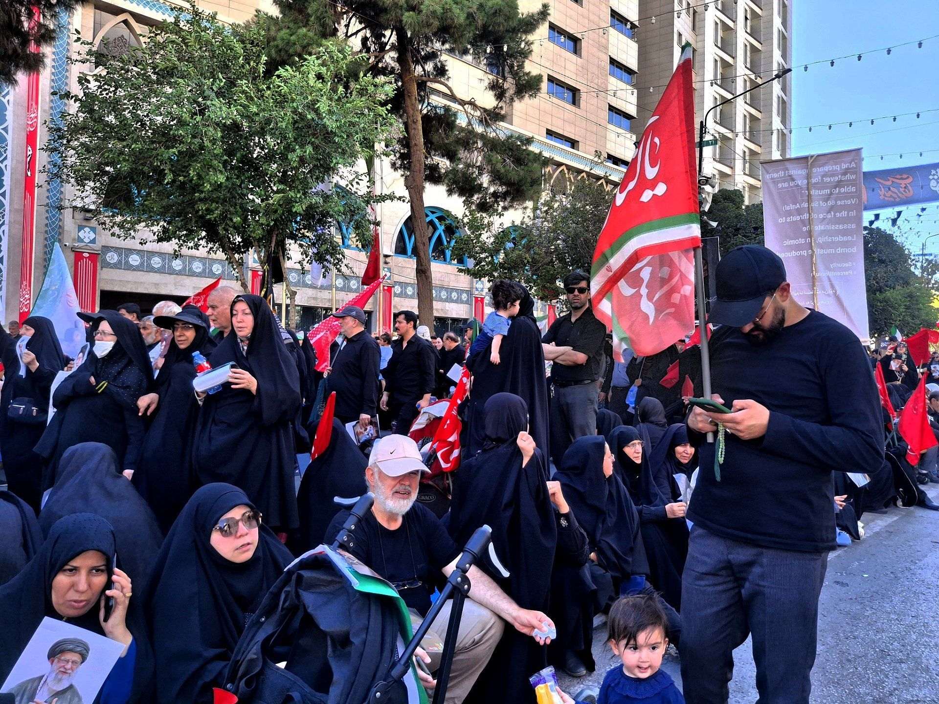 مشهد غرق در ماتم ؛ وداع میلیونی با پیکر مطهر رهبر شهید