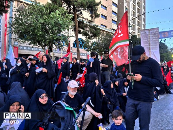مشهد غرق در ماتم ؛ وداع میلیونی با پیکر مطهر رهبر شهید