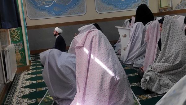 عطر بندگی در مدرسه اقامه نماز جماعت