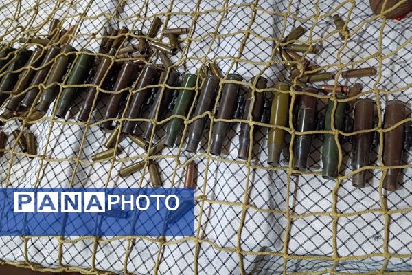 ادای احترام دانش‌آموزان دبیرستان هدی به مقام شامخ شهدا در یادواره محلی