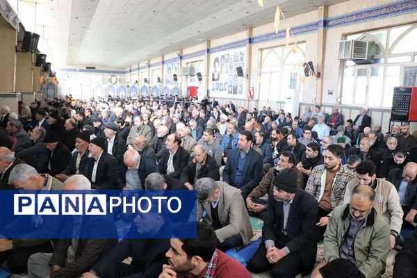 حضور دانش آموزان آموزشگاه شهدای گلدسته و مردم چهاردانگه در نماز جمعه 