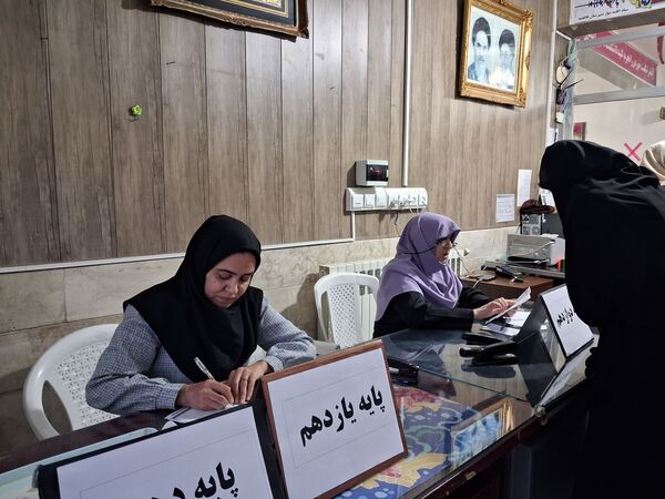کارنامه‌ها با حضور دبیران تحویل داده شد