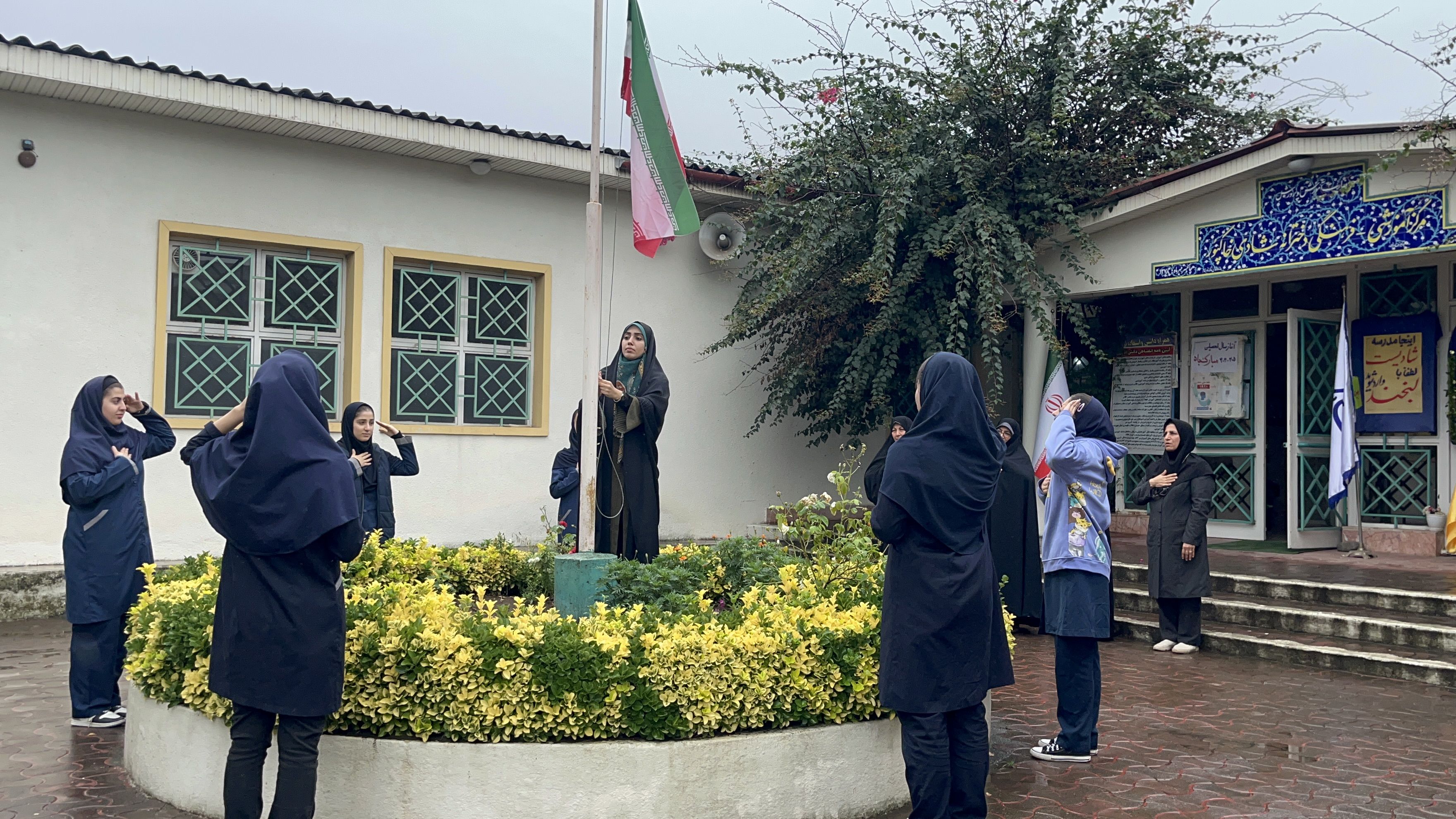 اهتزاز نمادین پرچم جمهوری اسلامی ایران در دبیرستان شادی خاکپور چابکسر