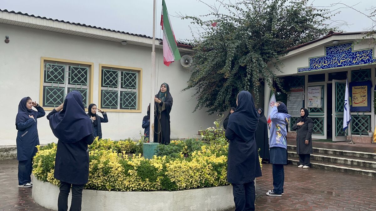 اهتزاز نمادین پرچم جمهوری اسلامی ایران در دبیرستان شادی خاکپور چابکسر