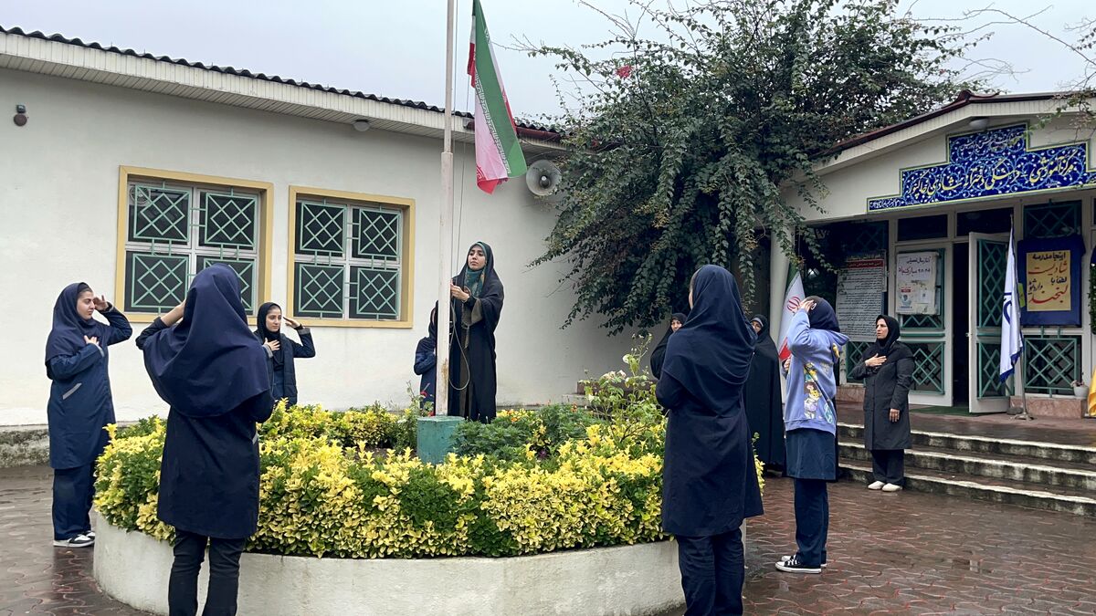 اهتزاز نمادین پرچم جمهوری اسلامی ایران در دبیرستان شادی خاکپور چابکسر