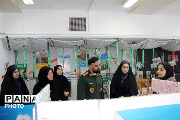  نمایشگاه فرهنگی هنری در هنرستان شهدای گمنام پرند