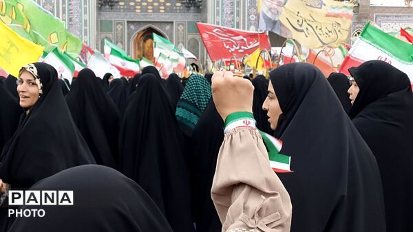 چهل هزار نوجوان بامشتهای گره کرده