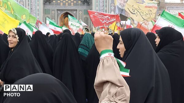 چهل هزار نوجوان بامشتهای گره کرده