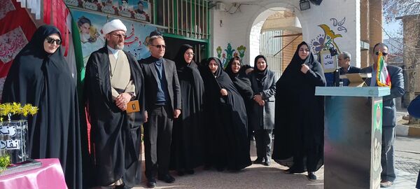 گرامیداشت سالگرد انقلاب با نواختن زنگ در دبیرستان دخترانه شاهد
