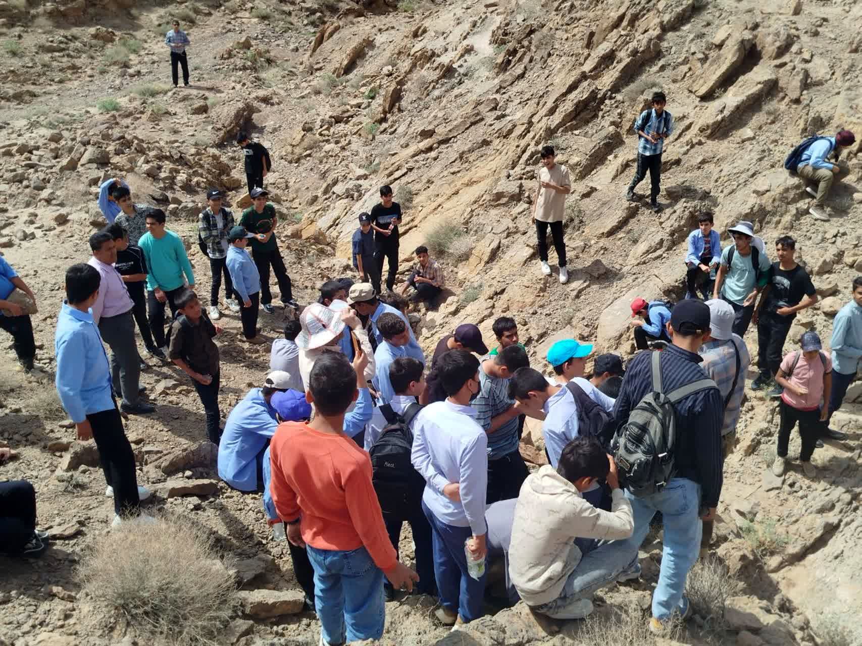 برگزاری اردوی علمی-تفریحی فسیل شناسی دبیرستان نمونه دولتی دانش 
