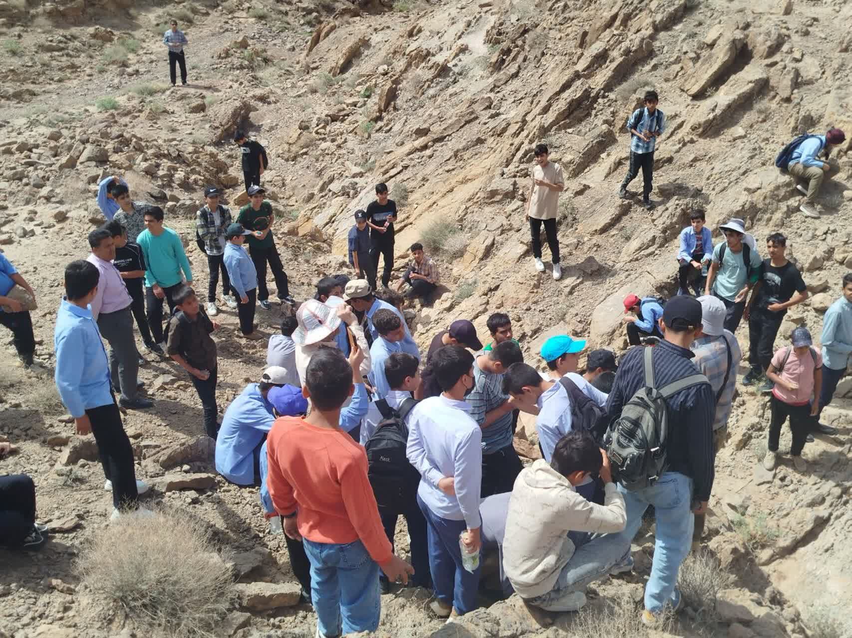 برگزاری اردوی علمی-تفریحی فسیل شناسی دبیرستان نمونه دولتی دانش 