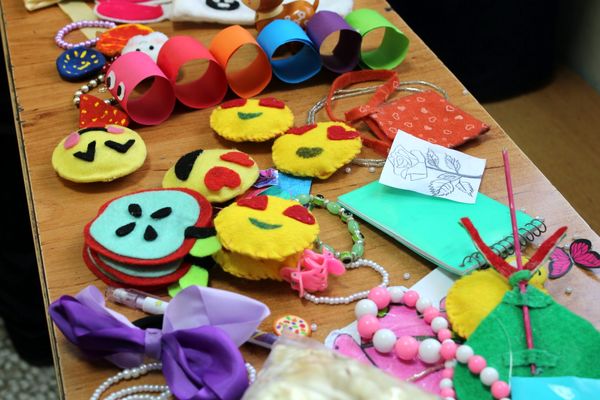 بازارچه دست‌سازه‌های دانش‌آموزی دبستان شهید بختیاری ناحیه 1 کرج