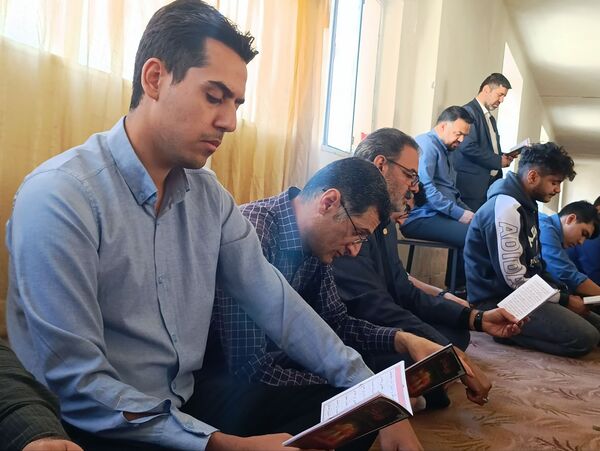 زمزمه‌های عاشورایی دانش‌آموزان در نمازخانه هنرستان شیخ‌الرئیس