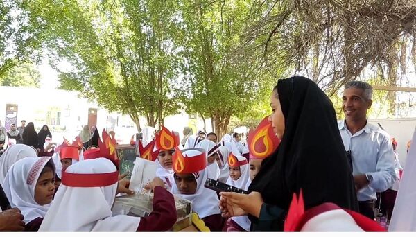جشن عاطفه‌ها در دبستان مولوی فین؛ همدلی برای تداوم آموزش
