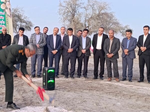کلنگ ساخت دبستان 14 کلاسه خیرساز در روستا دهو شهرستان میناب به زمین زده شد