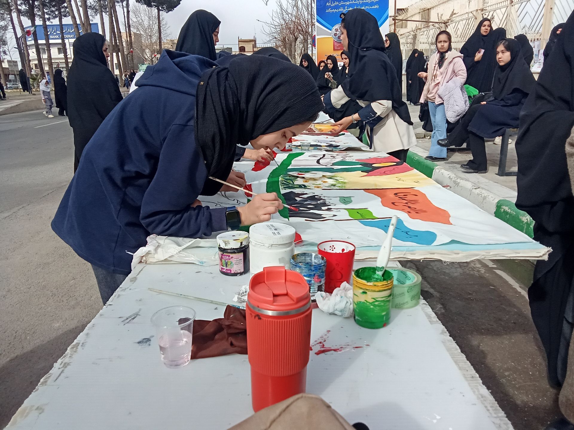نقاشی چند متری در حاشیه راهپیمایی ۲۲ بهمن در خلیل آباد