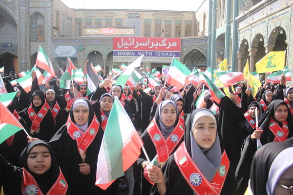 جلوه‌هایی از حضور حماسی دانش‌آموزان قم در راهپیمایی یوم الله ۱۳ آبان