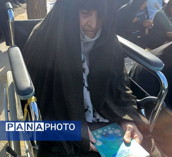 اقامه نماز با شکوه عید فطر به امامت امام جمعه حبیب آباد