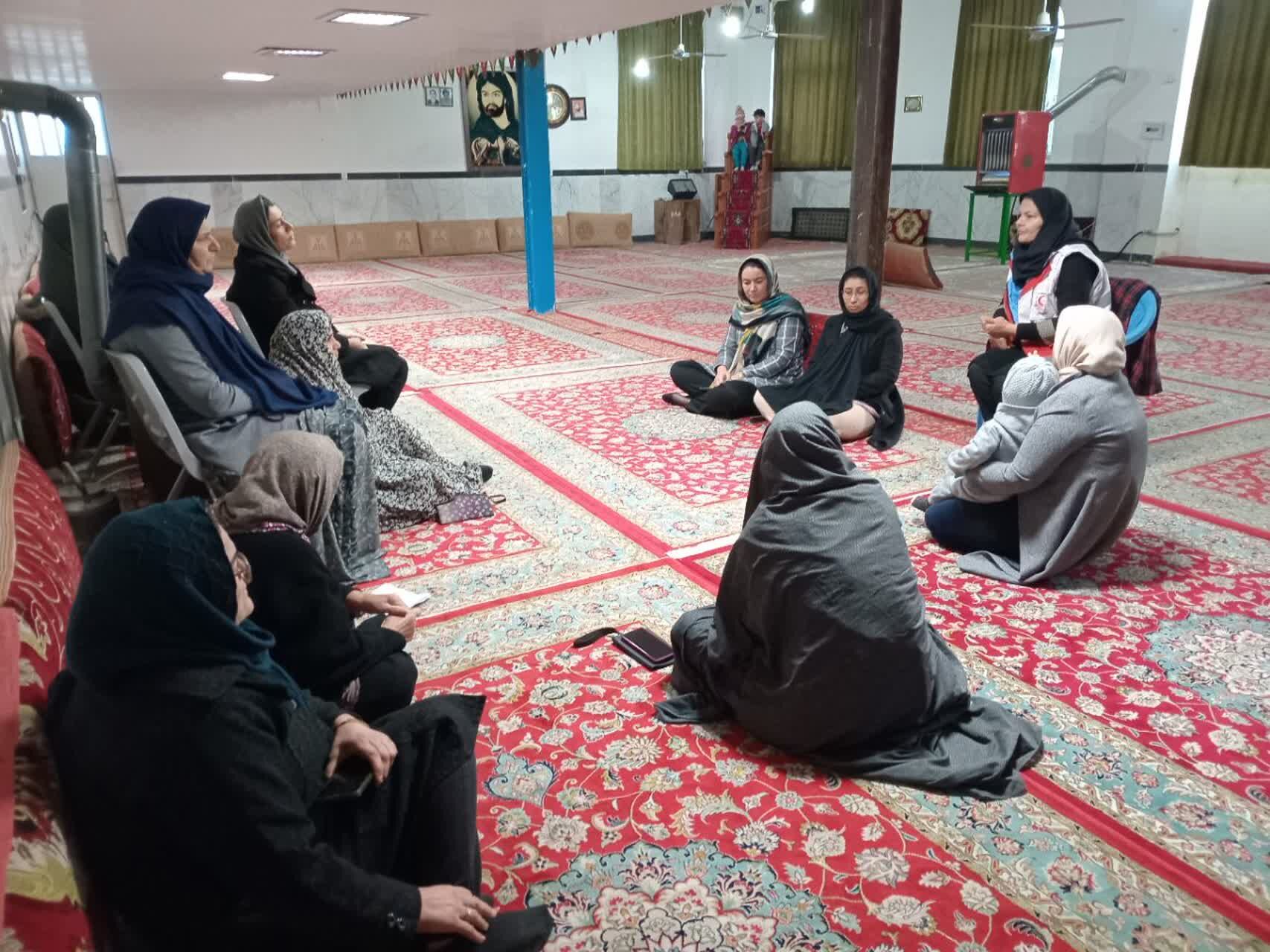 دوره‌ آموزشی‌ هلال‌احمر در پایگاه‌ بسیج مطهره شیروان
