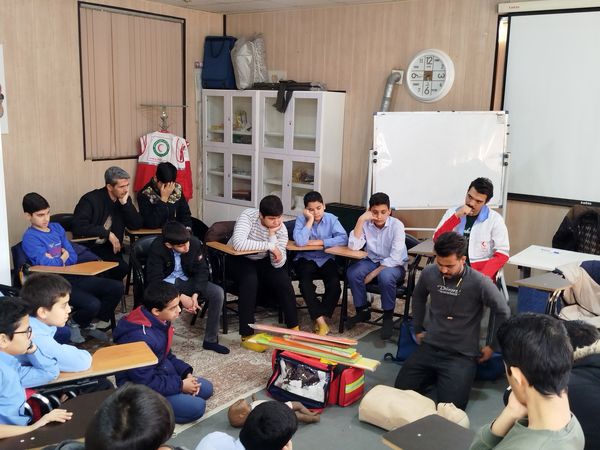 حضور دانش‌آموزان دبیرستان نمونه دانش در پایگاه هلال احمر کاشمر