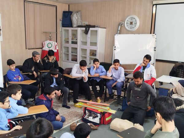 حضور دانش‌آموزان دبیرستان نمونه دانش در پایگاه هلال احمر کاشمر