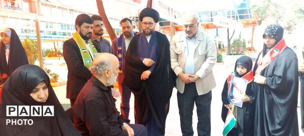 آیین گلباران مزار شهدا در سالروز تاسیس سازمان دانش‌آموزی