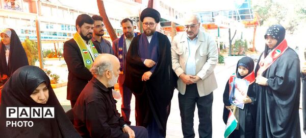 آیین گلباران مزار شهدا در سالروز تاسیس سازمان دانش‌آموزی