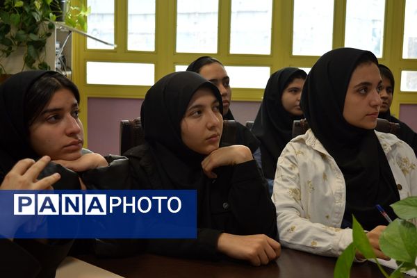 برای اولین‌بار برگزاری کافه ۵۷ در دبیرستان‌ نمونه دولتی ولایت بهارستان‌دو