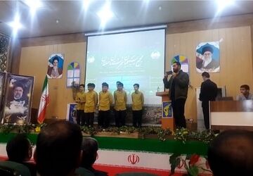 اجرای سرود فتح قله ها توسط دانش آموزان دبیرستان پژوهش 